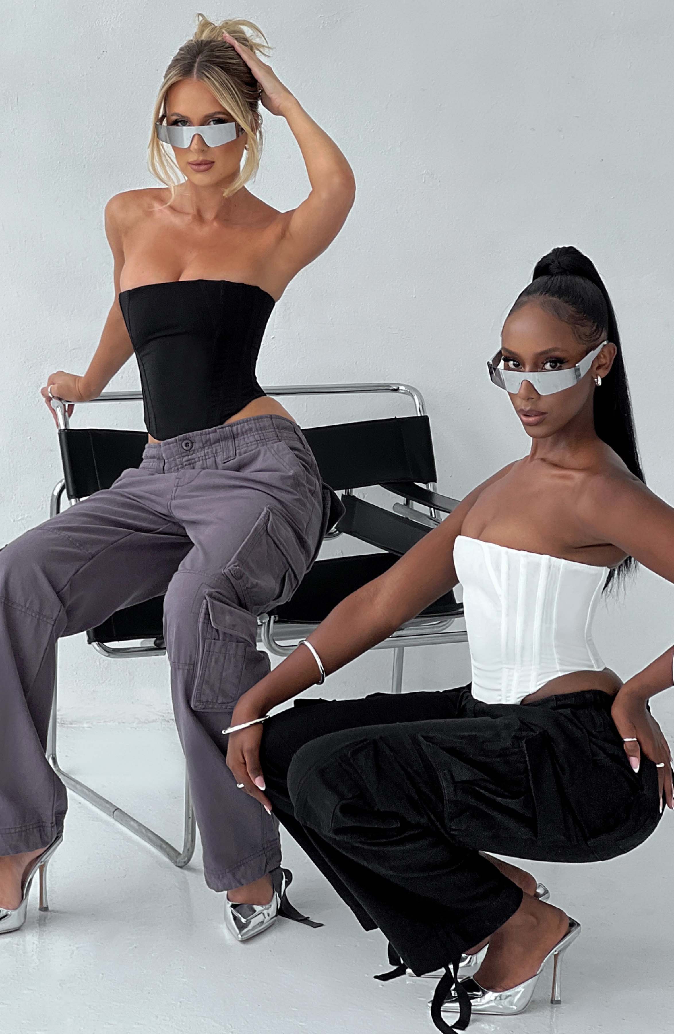 Tinashe - Oversized black low-rise cargo trousers