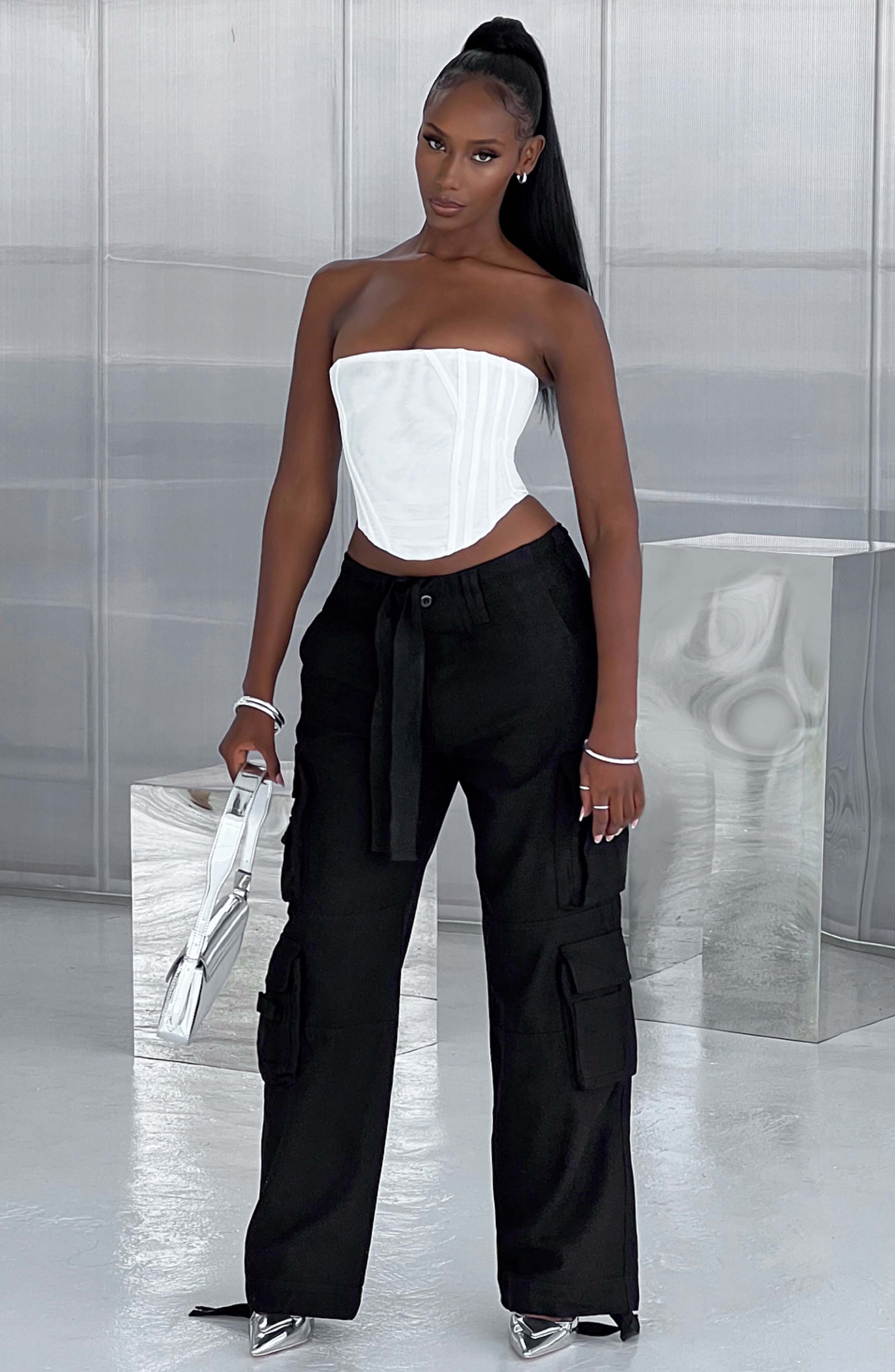 Tinashe - Oversized black low-rise cargo trousers
