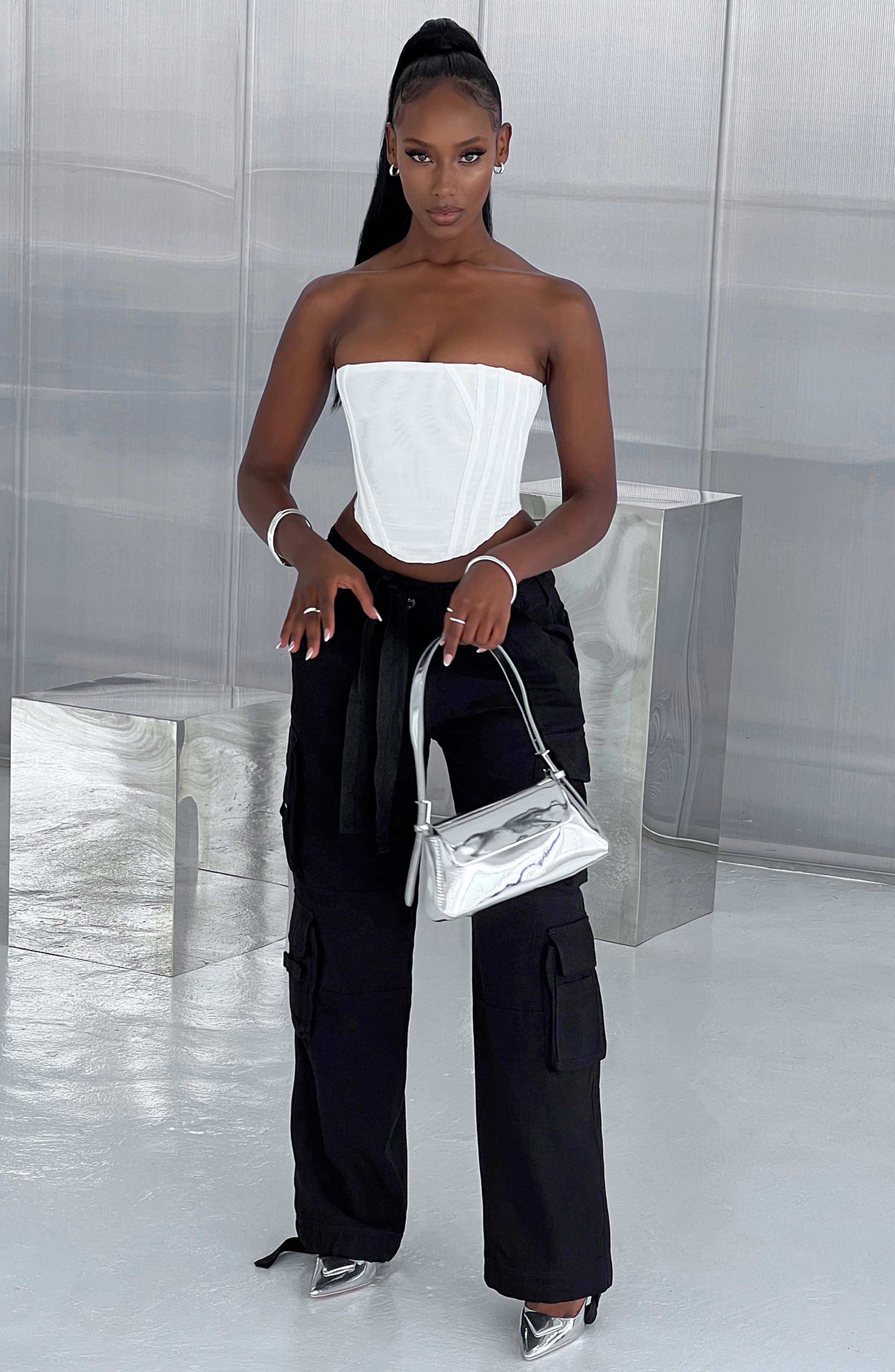 Tinashe - Oversized black low-rise cargo trousers