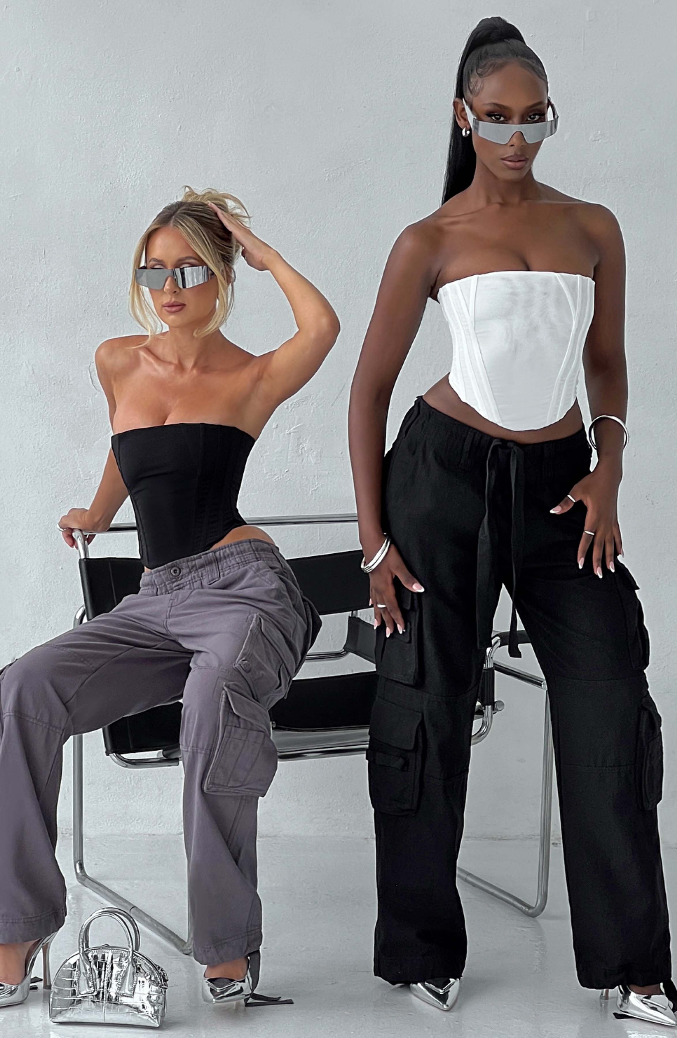 Tinashe - Oversized black low-rise cargo trousers