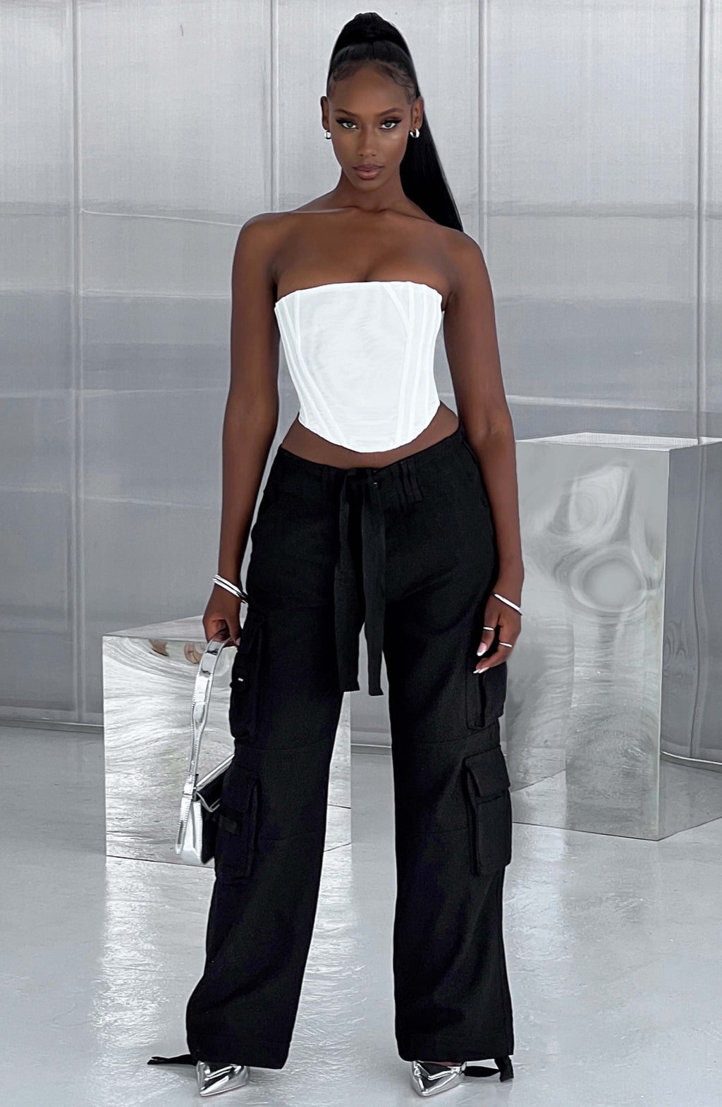 Tinashe - Oversized black low-rise cargo trousers