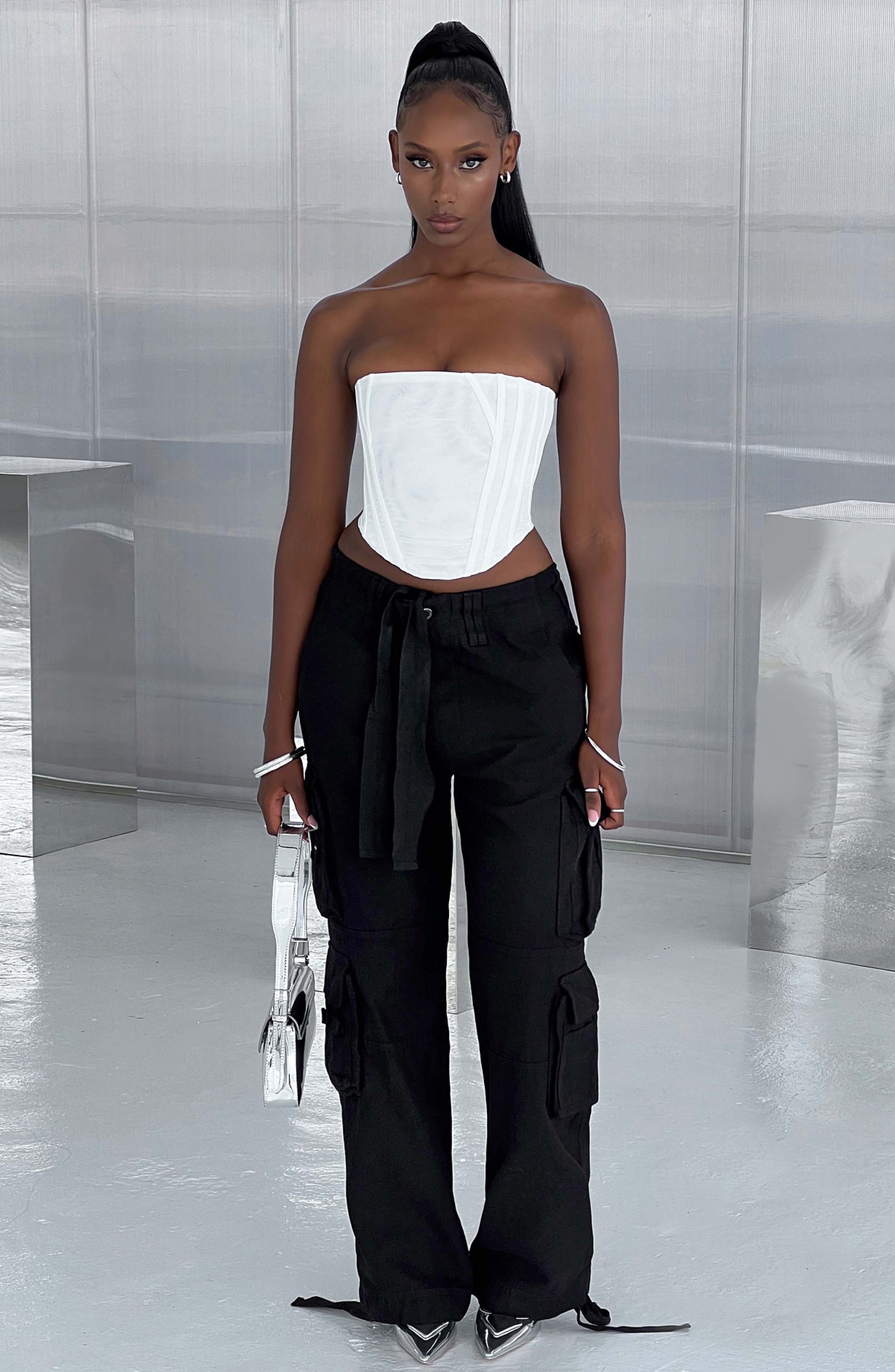 Tinashe - Oversized black low-rise cargo trousers