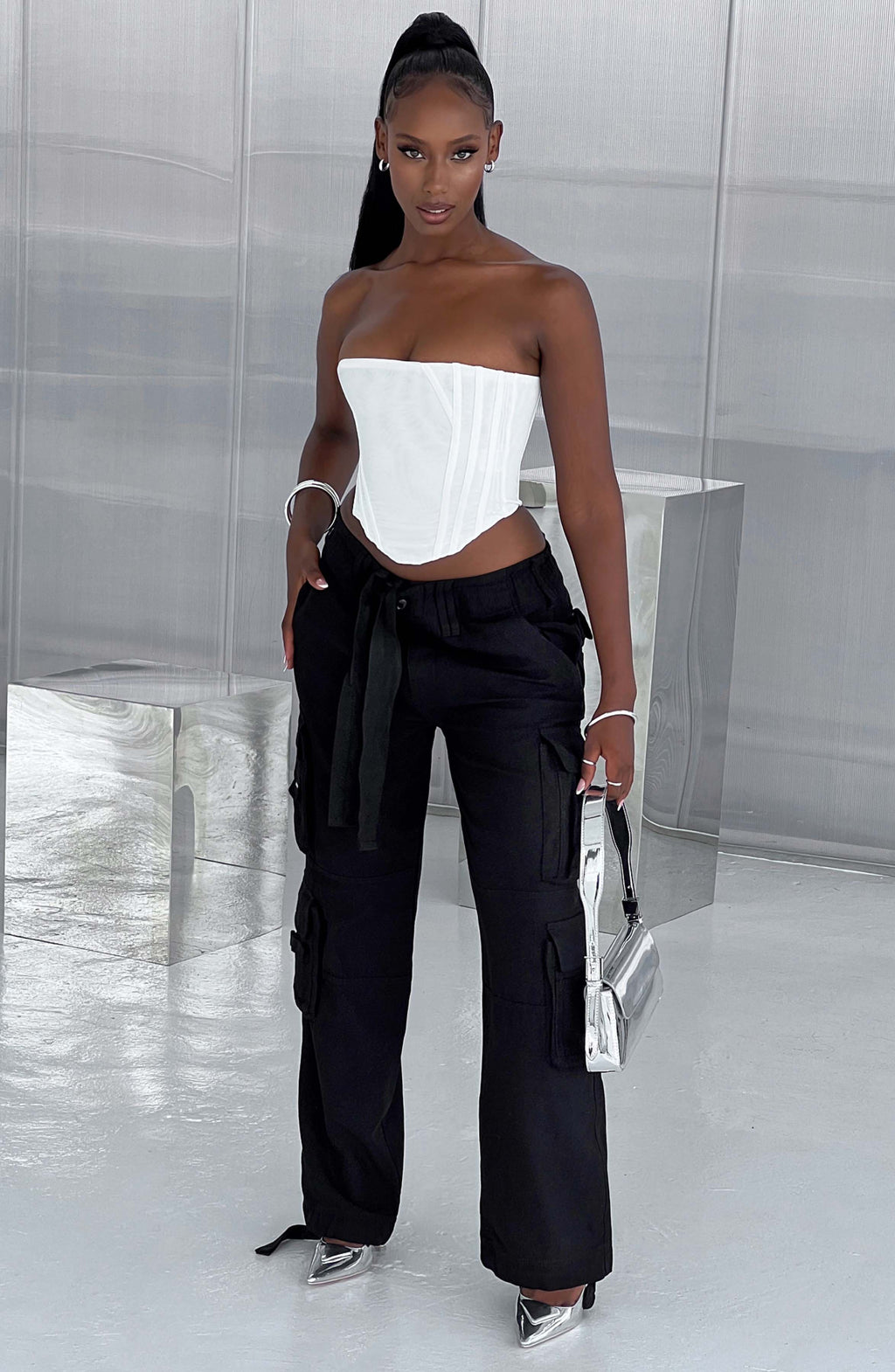 Tinashe - Oversized black low-rise cargo trousers