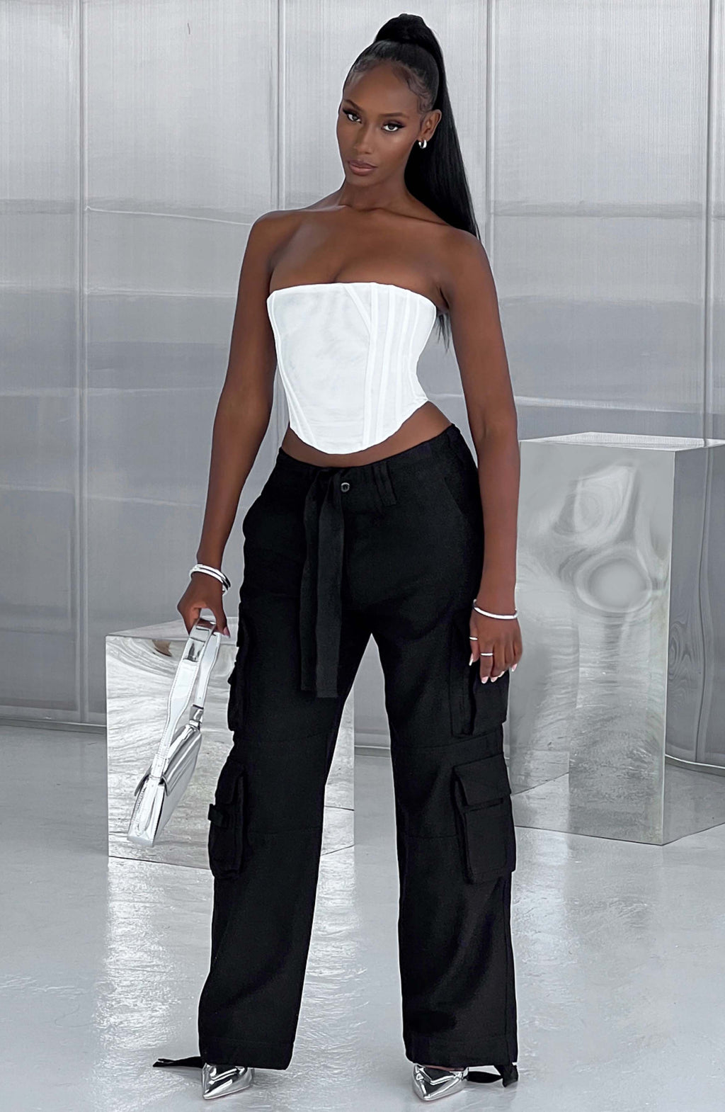 Tinashe - Oversized black low-rise cargo trousers