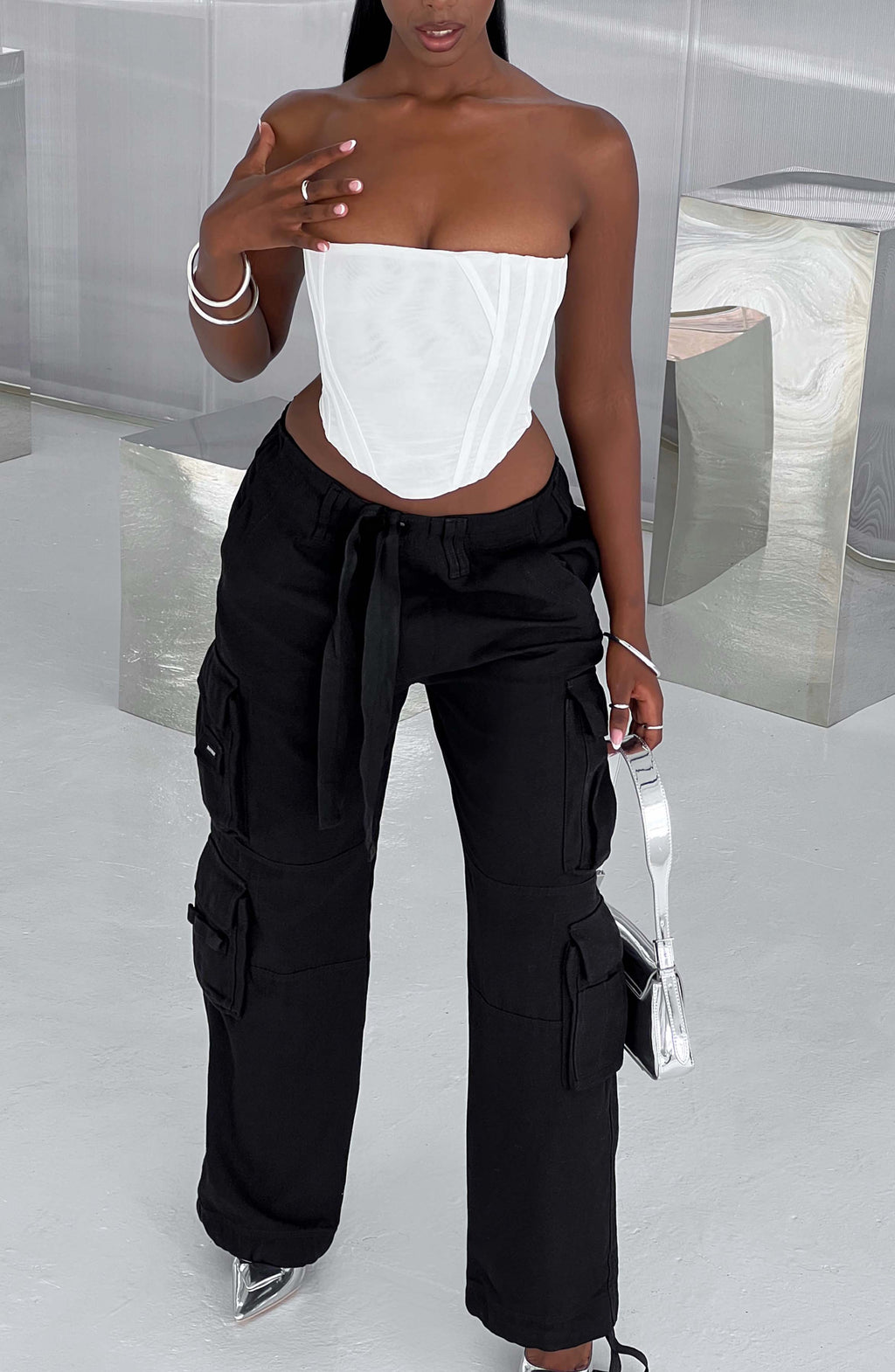 Tinashe - Oversized black low-rise cargo trousers