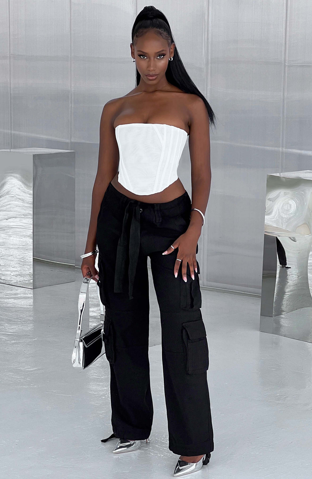 Tinashe - Oversized black low-rise cargo trousers