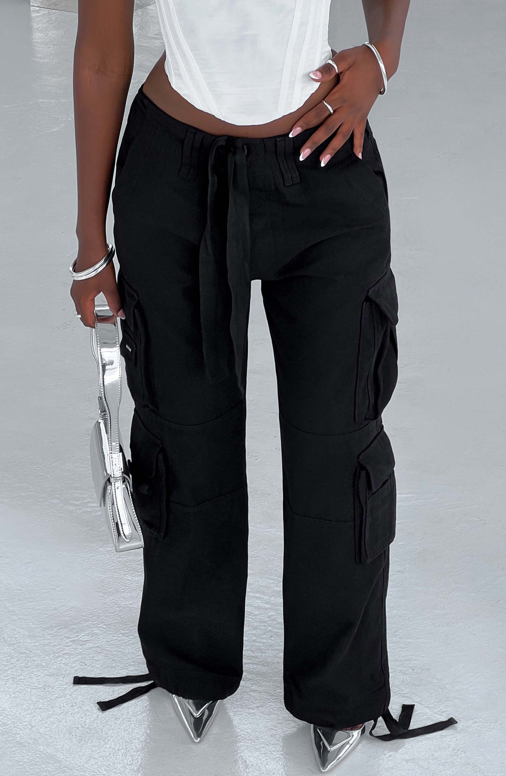 Tinashe - Oversized black low-rise cargo trousers