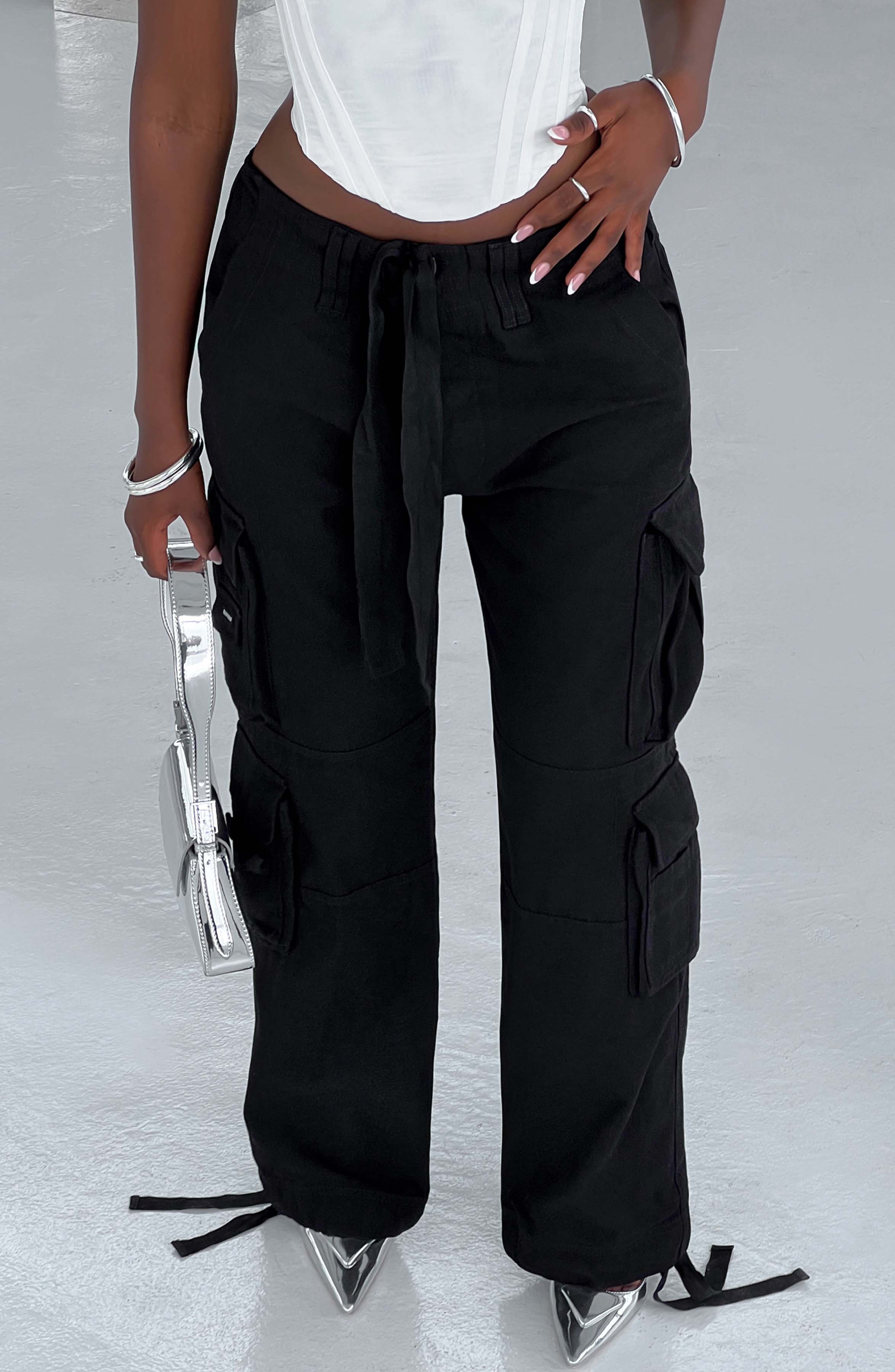 Tinashe - Oversized black low-rise cargo trousers