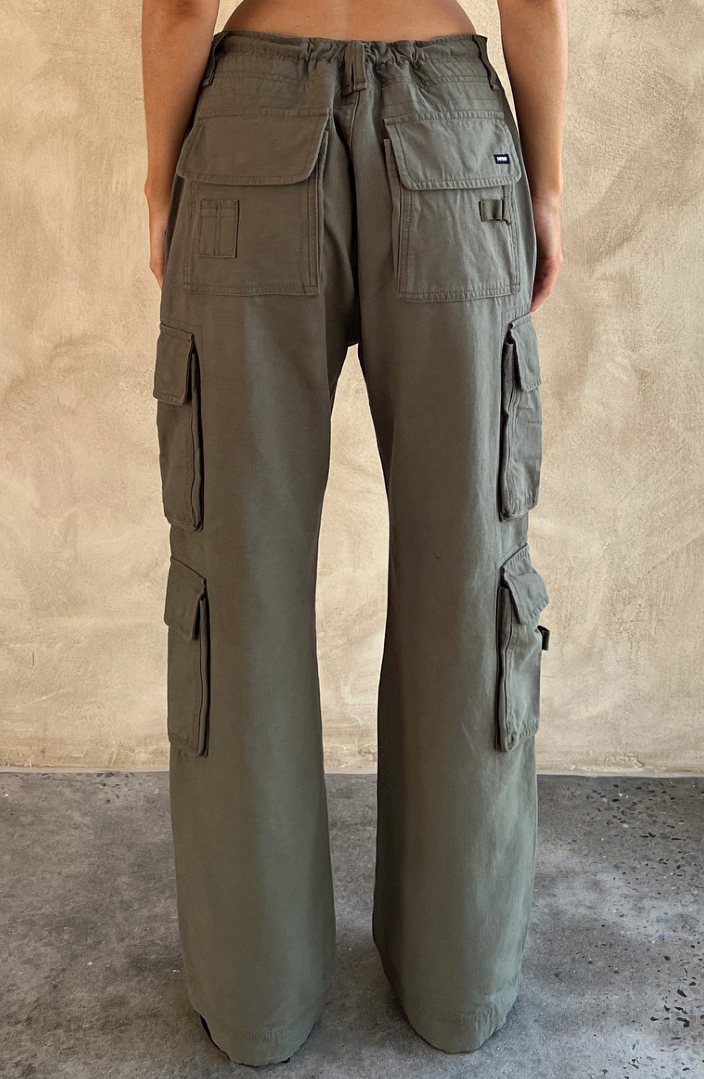 Tinashe - Oversized khaki low-rise cargo trousers
