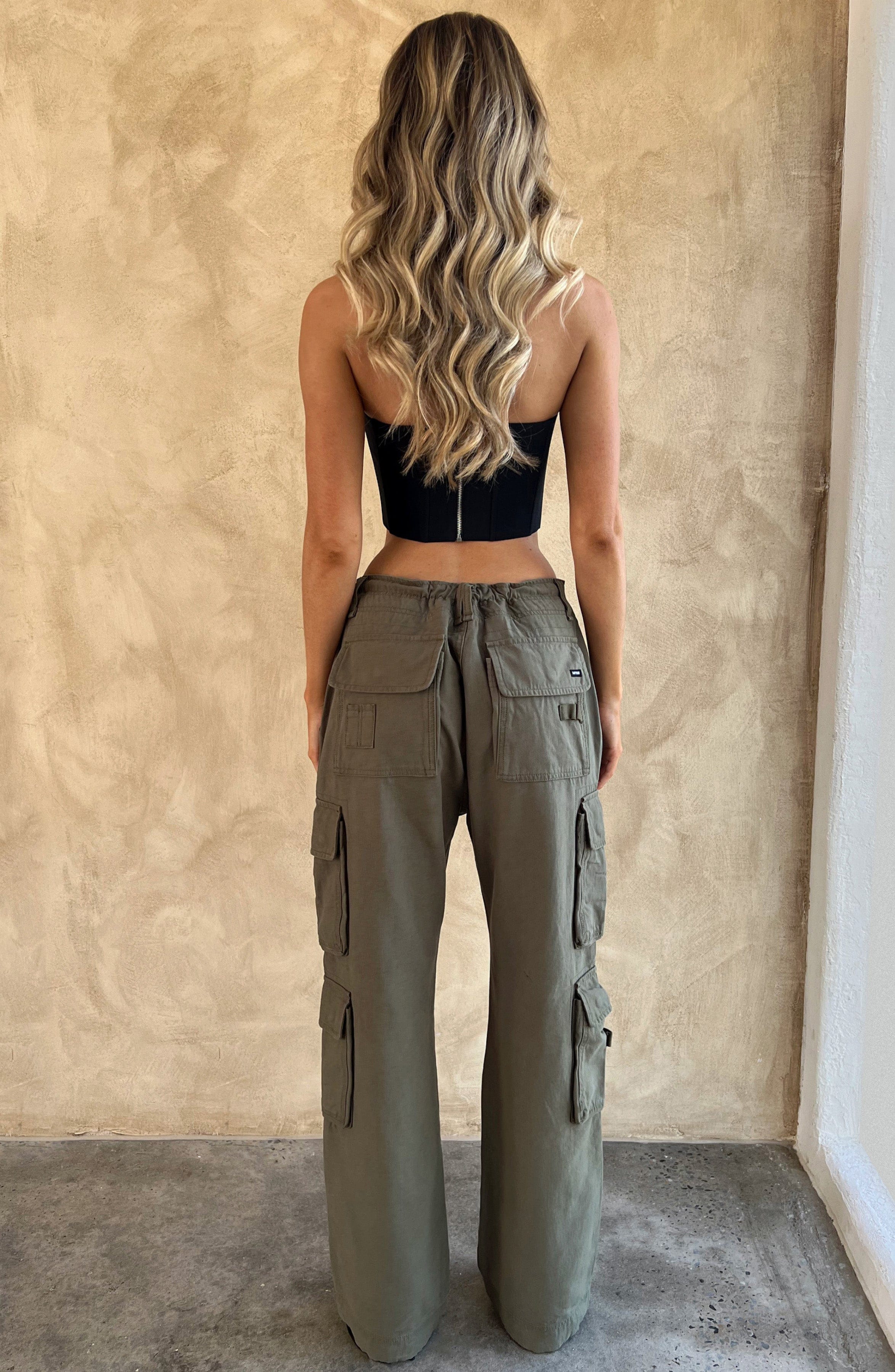 Tinashe - Oversized khaki low-rise cargo trousers