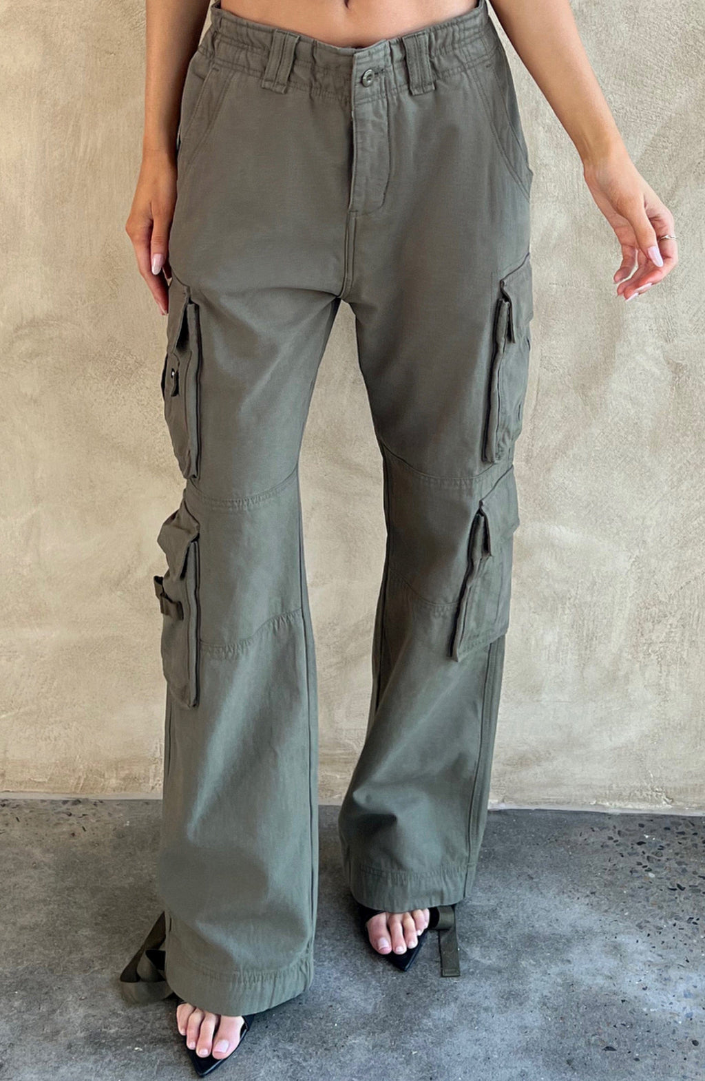 Tinashe - Oversized khaki low-rise cargo trousers